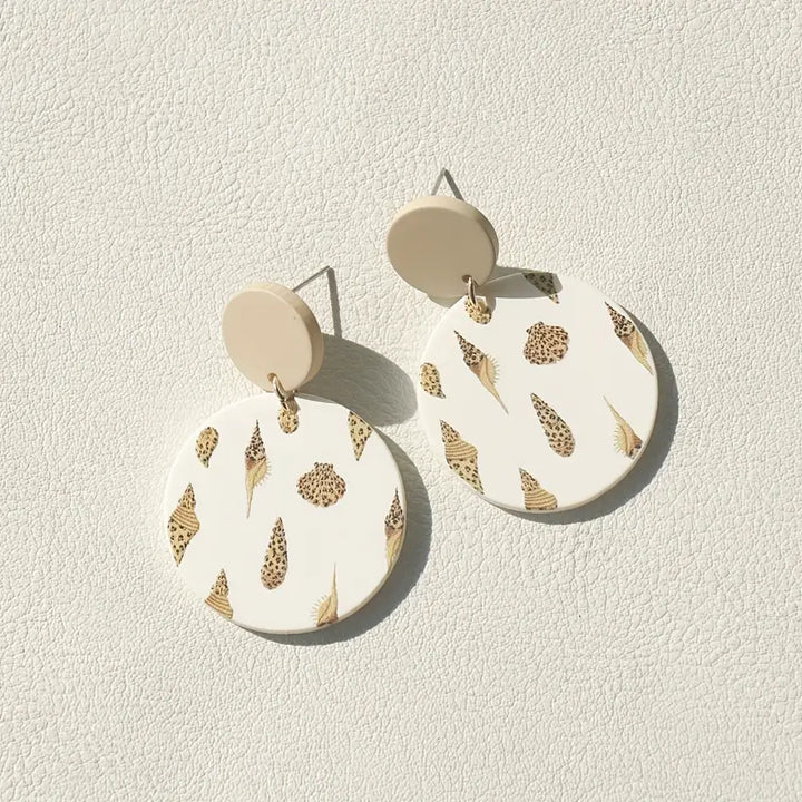 Neutral acrylic earrings with shell print – beige and cream tones