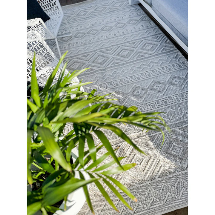 Bold patterned Soho rug made from premium polypropylene, machine-made for precision